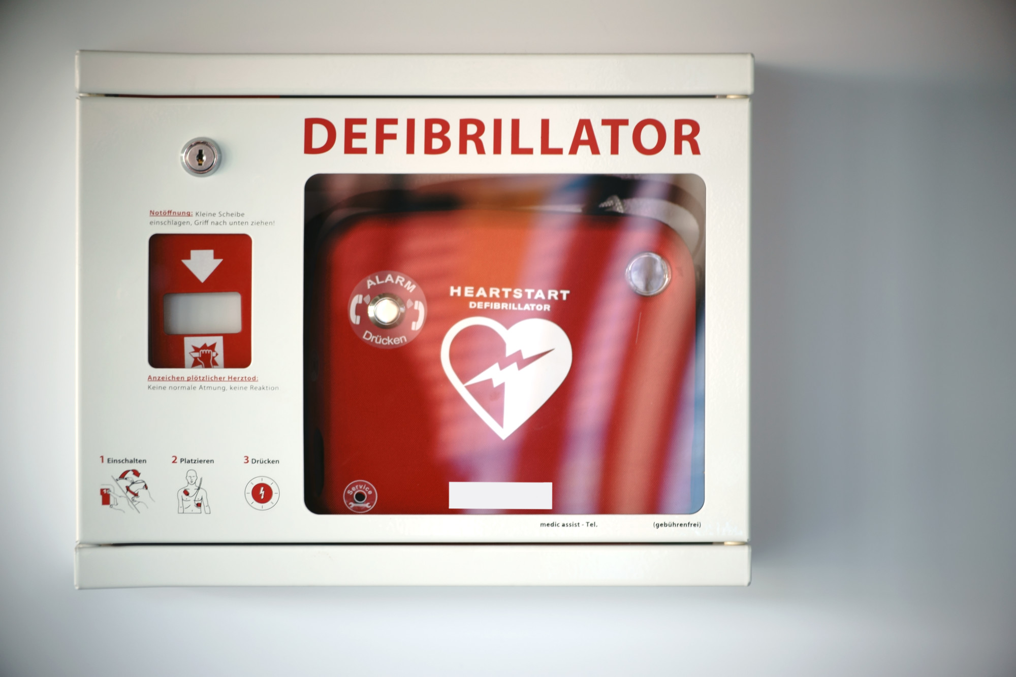 How to Use a Defibrillator When Disaster Strikes